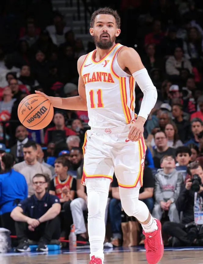 詹皇爆发！暂停时斜眼怒瞪队友，连东契奇都撑不住，顿宝更难忍受？