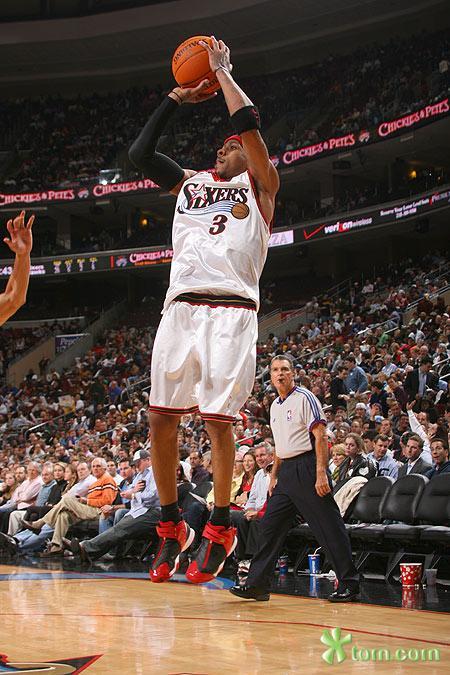 威少成为历史上连续3场砍25分+5板+5助年纪最大的控卫