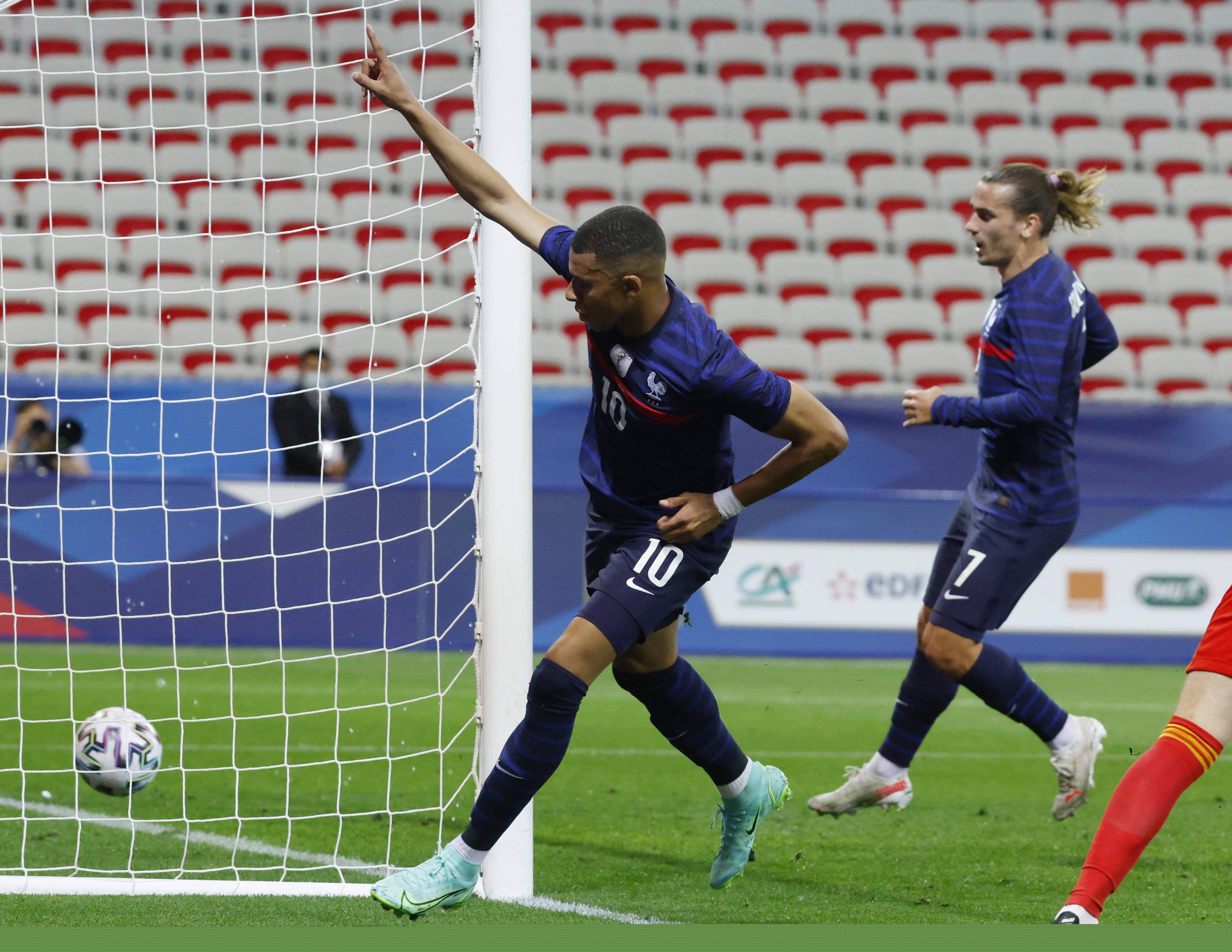 5拦截3解围，官方：赫拉芬贝赫当选利物浦vs国米一役全场最佳