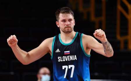 国足大战在即！7万球迷涌入，欢呼声震耳欲聋，看台全是中国红