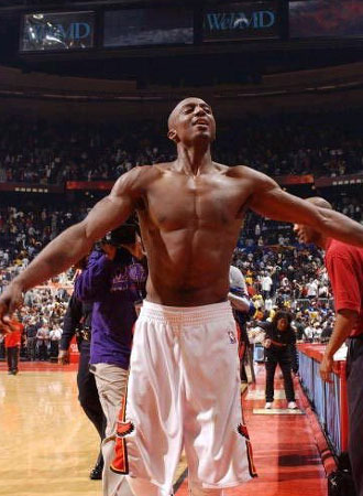 连续两赛季带不同球队欧战做客安菲尔德，阿隆索成历史第三人