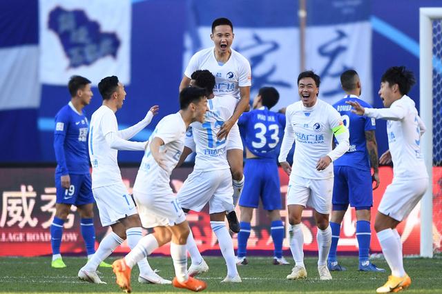 被球迷喷得退出国家队的吴曦，其实是郑智后最强后腰，场上也很拼