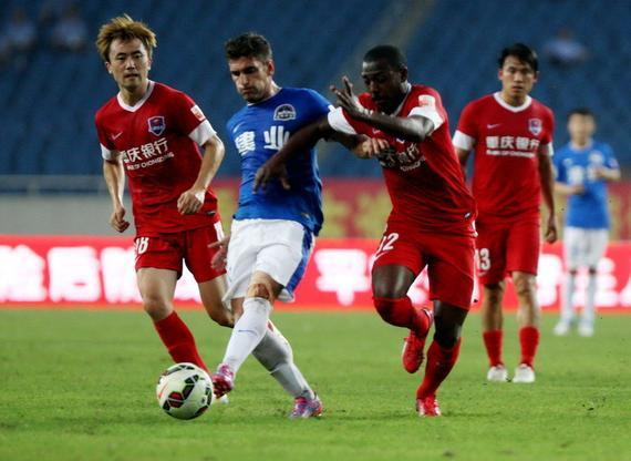 详解棒球规则中的“打者干扰”判定当球棒击中捕手手套