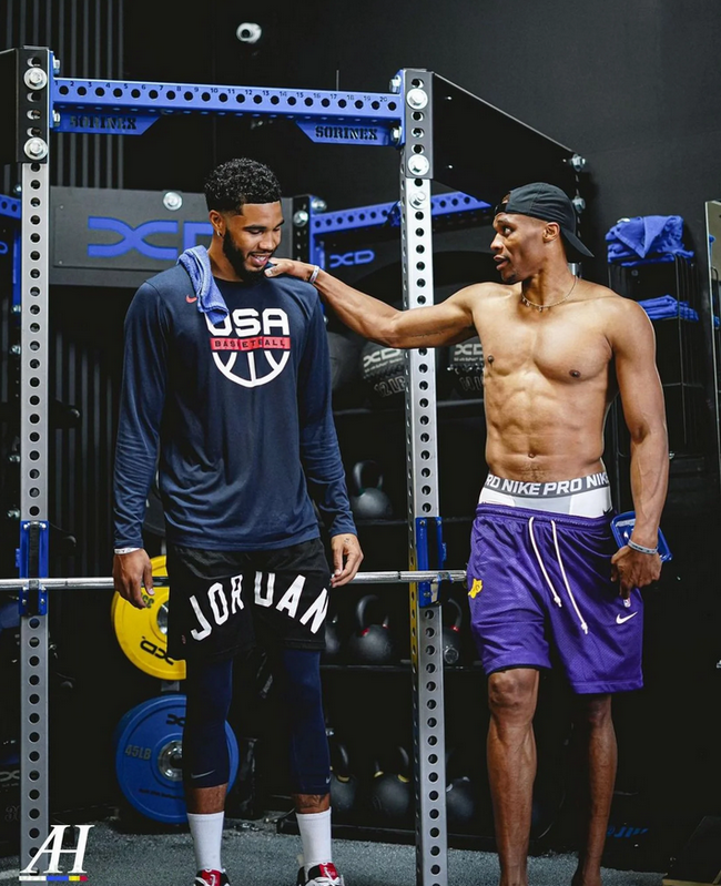 米兰1分钟进球！特奥拙劣演技假摔被罚下！总分1-2无缘欧冠16强！