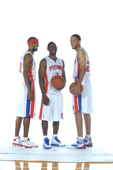 补篮绝杀！詹皇13+13延续6630天纪录：末节10+5助湖人重返前四